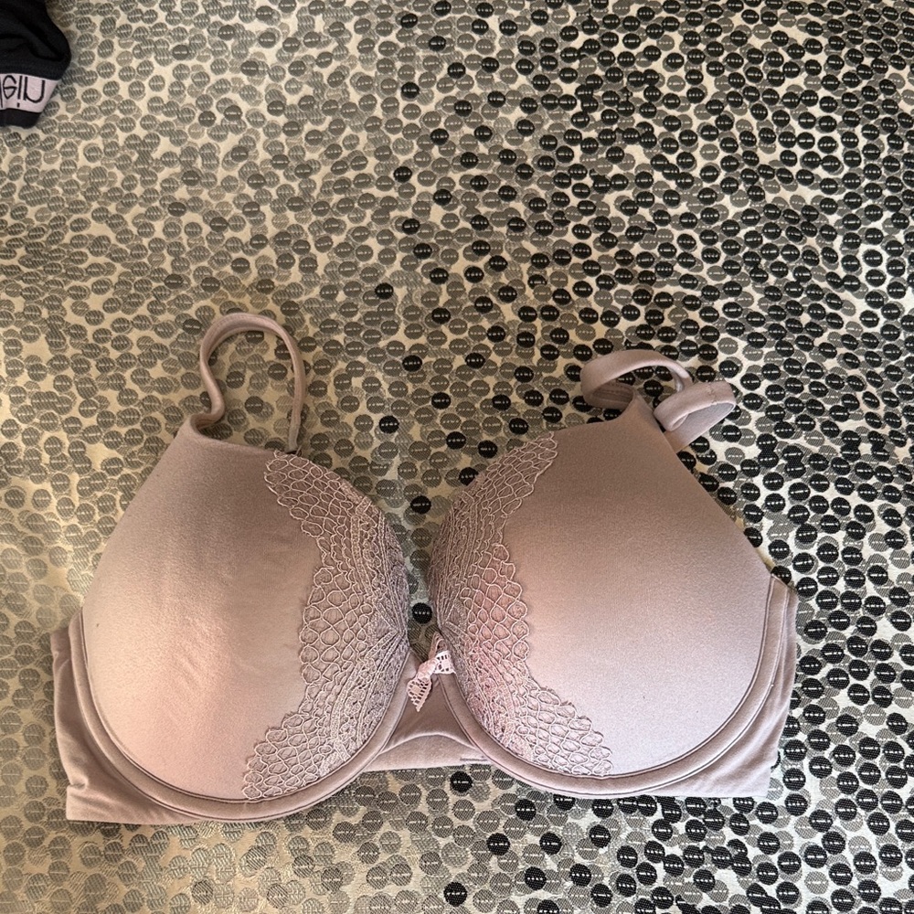 Victoria's Secret Lace Accent Bra in Soft Pink